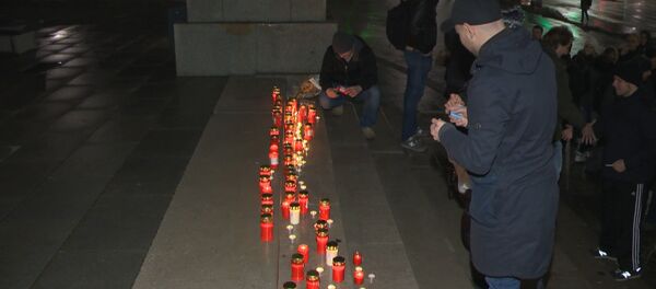 СПУТНИК_Протестующие против беженцев австрийцы зажгли свечи на ступенях парламента СПУТНИК_Протестующие против беженцев австрийцы зажгли свечи на ступенях парламента - Sputnik Молдова