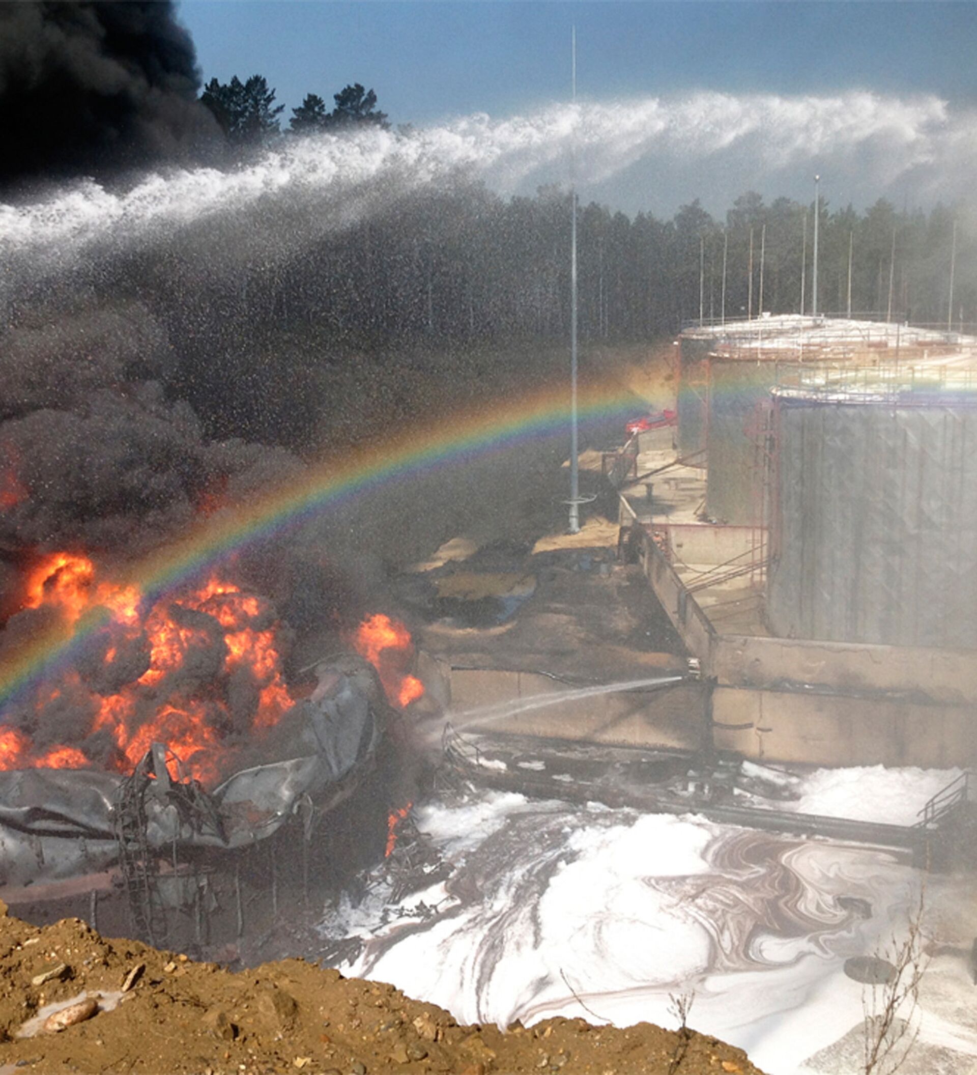 Комплекс сжигание. Пожар на нефтехранилище в Ангарске. Пожары в резервуарных парках. Тушение пожара в резервуаре с нефтью. Горение резервуаров.