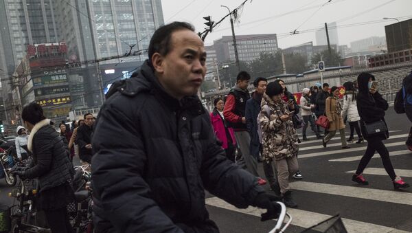 Пешеходы переходят улицу в Пекине - Sputnik Молдова
