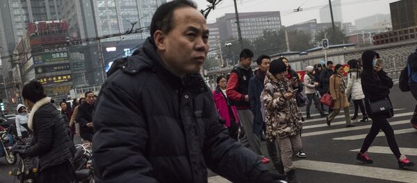 Пешеходы переходят улицу в Пекине - Sputnik Молдова