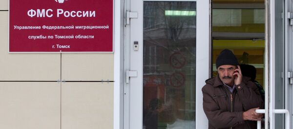 Мигранты получают документы в ФМС в Томске - Sputnik Молдова