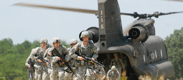Американские солдаты высаживаются с вертолета - Sputnik Moldova