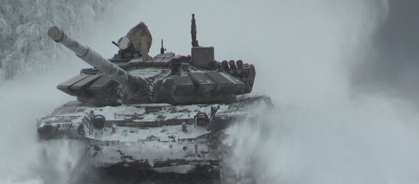 Танки Т-72 маневрировали в снегу на отборочном турнире к Армейским Играм - Sputnik Moldova-România