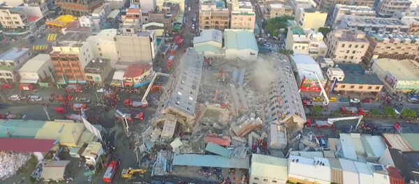 СПУТНИК_Высотный жилой дом рухнул во время землетрясения на Тайване. Съемка с дрона - Sputnik Молдова