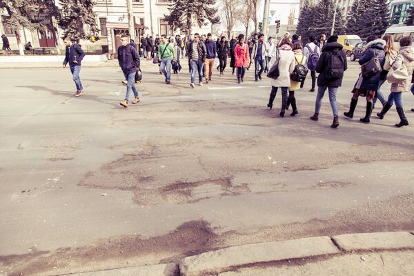 Chiar nu demult această zonă a fost asfaltată. Apare întrebarea: cu ce anume? - Sputnik Moldova