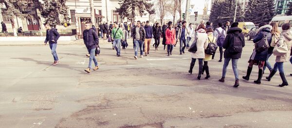 Совсем недавно здесь асфальтировали. Возникает вопрос, чем именно. - Sputnik Молдова