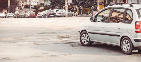 Центр едва ли не каждого ключевого перекрестка в Кишиневе отмечен углублением, появившимся вполне естественным путем. - Sputnik Молдова