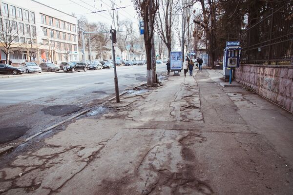 Cârpelile de pe asfalt: ceea ce se crede a fi temporar, de le mai multe ori devine permanent. - Sputnik Moldova