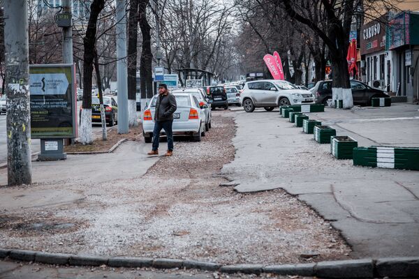 Un trotuar de pe bulevardul Ștefan cel Mare și Sfânt. Deja de doi ani așa și nu se mai toarnă asfalt peste tranșeile săpate când au fost înlocuite țevile - Sputnik Moldova