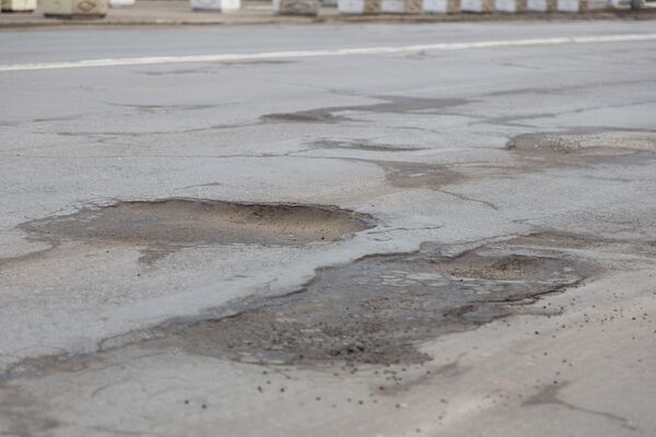 Cu timpul, gropile de pe drumuri se nivelează. Iată care este măestria autorităților locale „europene”! - Sputnik Moldova