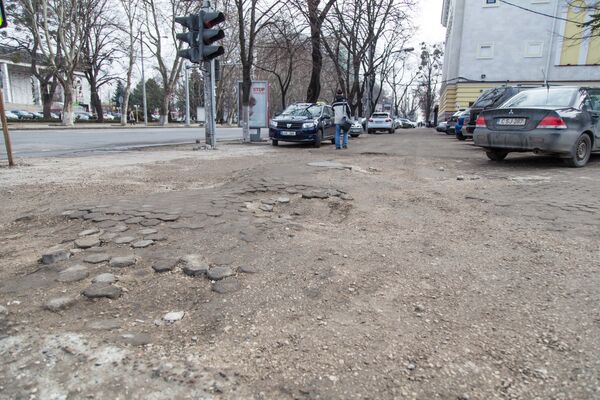 Aceste dale au 10 ani. Însă starea lor este, practic, aceeași. Pur și simplu, după ce s-a pus pavajul, în capitală numărul mașinilor a devenit tot mai mare, ele nevând unde parca decât pe trotuar. - Sputnik Moldova