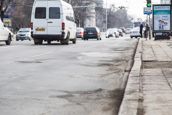 Banchetele drumurilor: unde nu a reușit să deformeze vara soarele, a dus până la capăt zăpada. - Sputnik Moldova