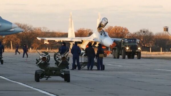 СПУТНИК_Подготовка истребителей Су-27 к выполнению учебно-боевых задач в Севастополе - Sputnik Молдова