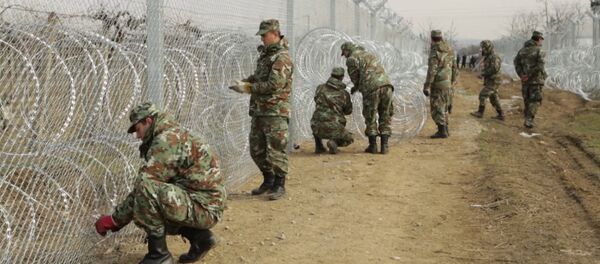 Спутник_Македонские военные обмотали колючей проволокой забор на границе с Грецией Спутник_Македонские военные обмотали колючей проволокой забор на границе с Грецией - Sputnik Молдова