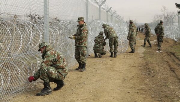 Спутник_Македонские военные обмотали колючей проволокой забор на границе с Грецией - Sputnik Moldova