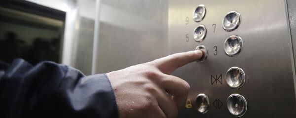 Установка лифта в жилом доме. Архивное фото - Sputnik Moldova