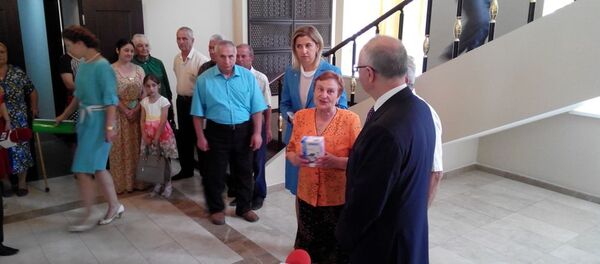 Посольство России вручило ряду жителей Гагаузии инвалидные кресла, слуховые аппараты и тонометры - Sputnik Молдова