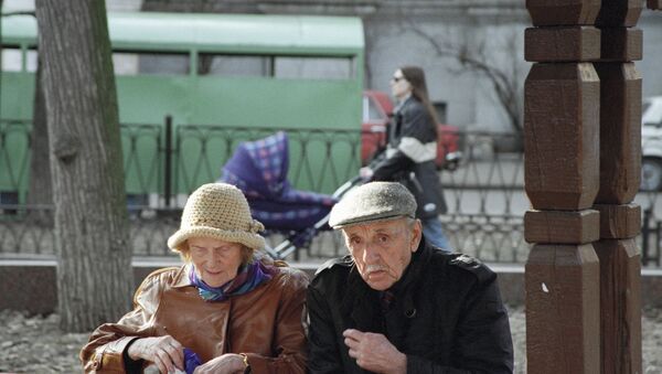 Пожилая пара, отдыхающая на бульваре - Sputnik Молдова