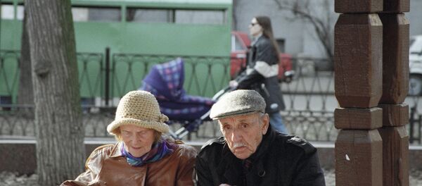 Пожилая пара, отдыхающая на бульваре - Sputnik Moldova