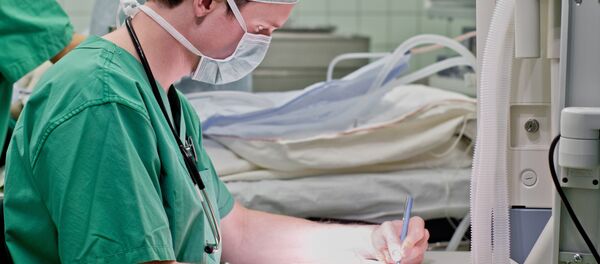 Врач заполняет документы - Sputnik Молдова