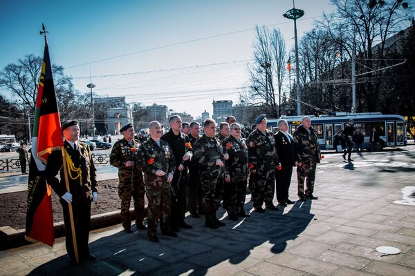 Участники мероприятия возложили цветы к памятнику Штефану Великому. - Sputnik Молдова