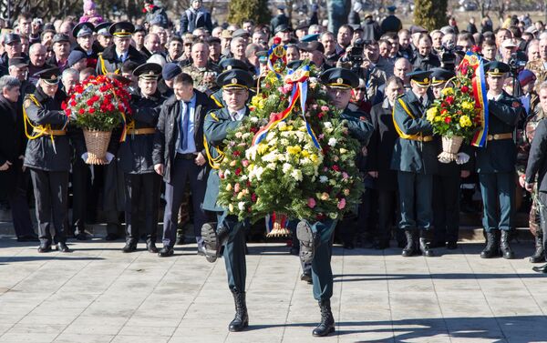Официальные лица возлагают венки к памятнику выходцам из Молдовы, не вернувшимся из Афганистана. - Sputnik Молдова