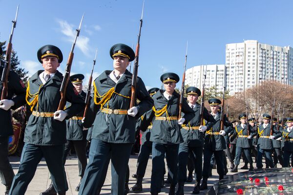 Военнослужащие национальной армии словно понимают, кто сейчас может безмолвно и незримо смотреть на них из сфер вечности. - Sputnik Молдова