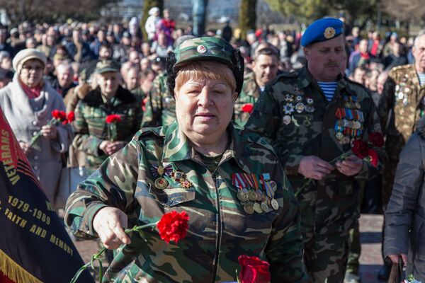 Живые вспоминают своих ушедших в мир иной боевых товарищей. - Sputnik Молдова