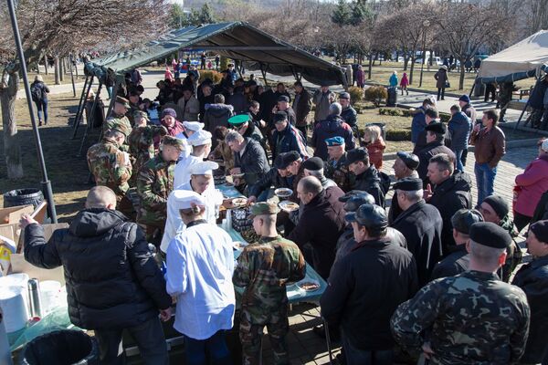 После официальной части - праздничный стол: солдатская каша, приготовленная на полевой кухне. - Sputnik Молдова