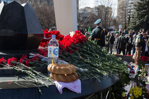 Сегодня мемориал утопал в цветах. - Sputnik Молдова