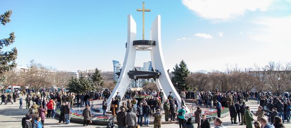 На мемориале уже начали собираться люди. Скоро их здесь станет больше. - Sputnik Moldova