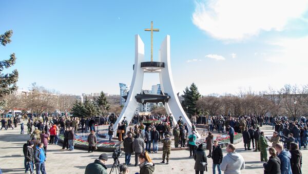 На мемориале уже начали собираться люди. Скоро их здесь станет больше. - Sputnik Moldova