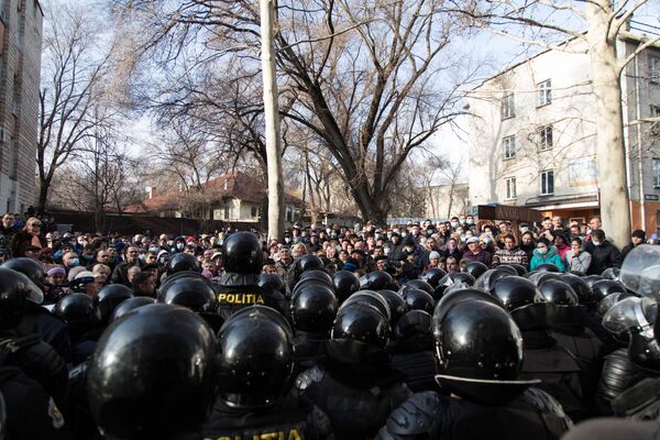 Protestatarii scandau „Libertate lui Petrenco!”, „Jos mafia!”. - Sputnik Moldova