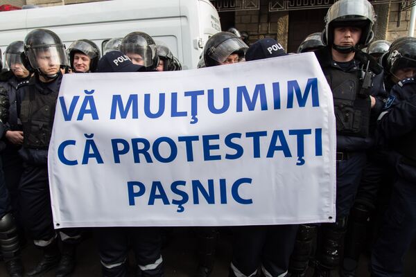 Полицейские поблагодарили граждан за то, что они протестовали мирно. - Sputnik Молдова