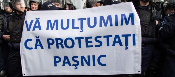 Полицейские поблагодарили граждан за то, что они протестовали мирно. - Sputnik Moldova