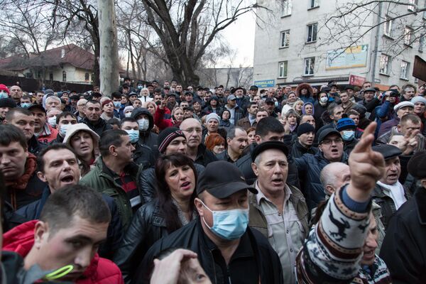 Pentru a evita răspândirea maladiilor sezoniere, unii protestatari au purtat măşti medicinale. Dar poate că nu doreau să fie identificați? - Sputnik Moldova