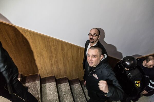 Арестованных доставляют в зал заседания. - Sputnik Молдова