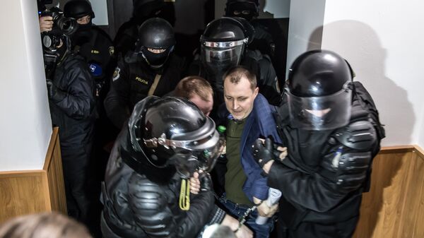 После этого арестованные сели на пол в зале суда, и полицейским пришлось их буквально выволакивать из здания. - Sputnik Moldova
