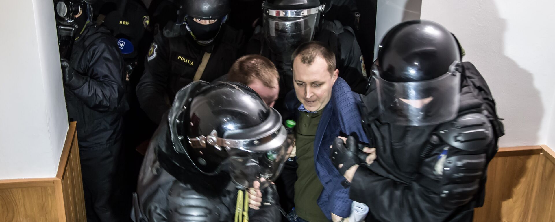 После этого арестованные сели на пол в зале суда, и полицейским пришлось их буквально выволакивать из здания. - Sputnik Moldova, 1920, 04.04.2016