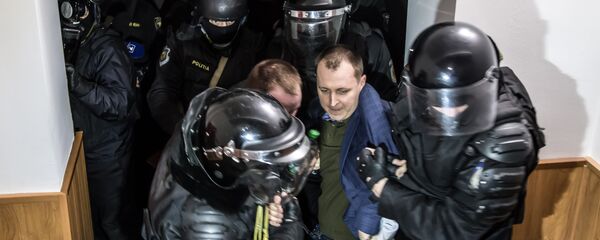 После этого арестованные сели на пол в зале суда, и полицейским пришлось их буквально выволакивать из здания. - Sputnik Moldova