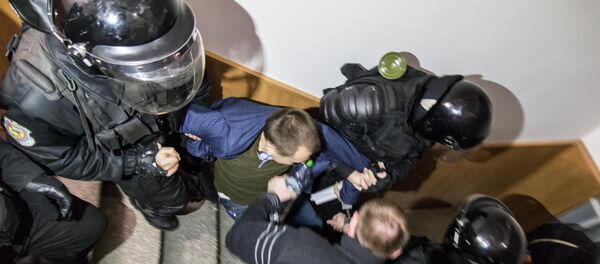 Григорий Петренко пытается сопротивляться полицейским. - Sputnik Moldova