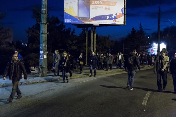 Теперь другие граждане были вынуждены возвращаться домой пешком - транспорт встал. - Sputnik Молдова