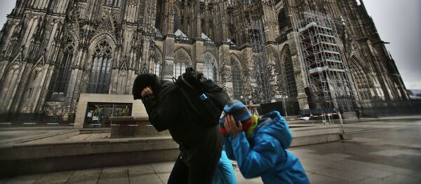 Прохожие во время урагана в Кельне - Sputnik Moldova