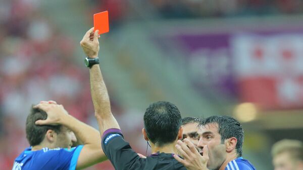 Судья показывает красную карточку игроку. - Sputnik Молдова