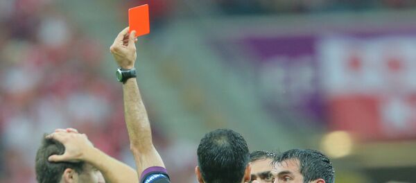 Судья показывает красную карточку игроку. - Sputnik Moldova