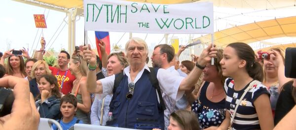 Итальянцы скандировали Виват, Путин и просили президента РФ спасти мир Итальянцы скандировали Виват, Путин и просили президента РФ спасти мир - Sputnik Молдова