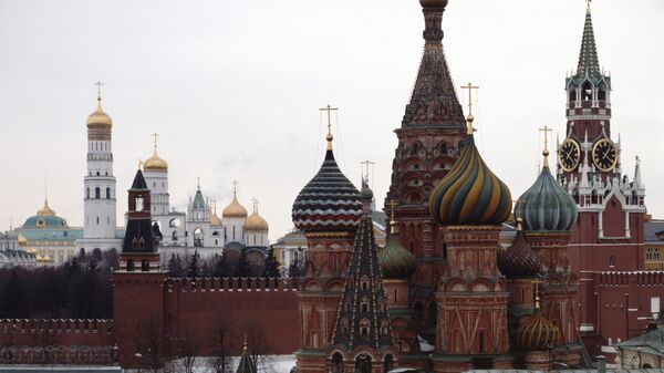 Вид на Покровский собор, Спасскую башню и соборы Московского Кремля - Sputnik Молдова