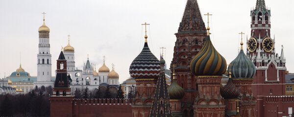 Вид на Покровский собор, Спасскую башню и соборы Московского Кремля - Sputnik Moldova