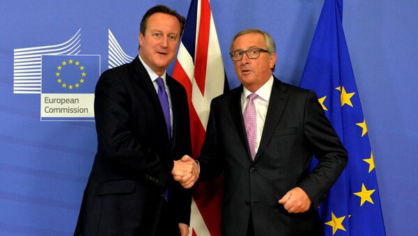 UK Prime Minister David Cameron meets the European Commission President Jean-Claude Juncker in Brussels, 2015. - Sputnik Moldova