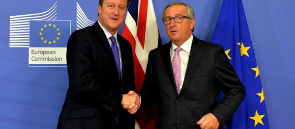 UK Prime Minister David Cameron meets the European Commission President Jean-Claude Juncker in Brussels, 2015. - Sputnik Moldova
